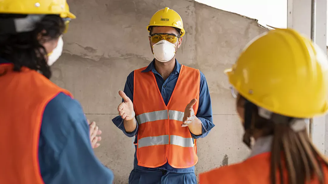 Temel İş Sağlığı ve Güvenliği Eğitimi nedir, kimler almalıdır ve iş yerlerinde neden gereklidir? Çalışanlarınıza güvenli bir çalışma ortamı sağlayın.