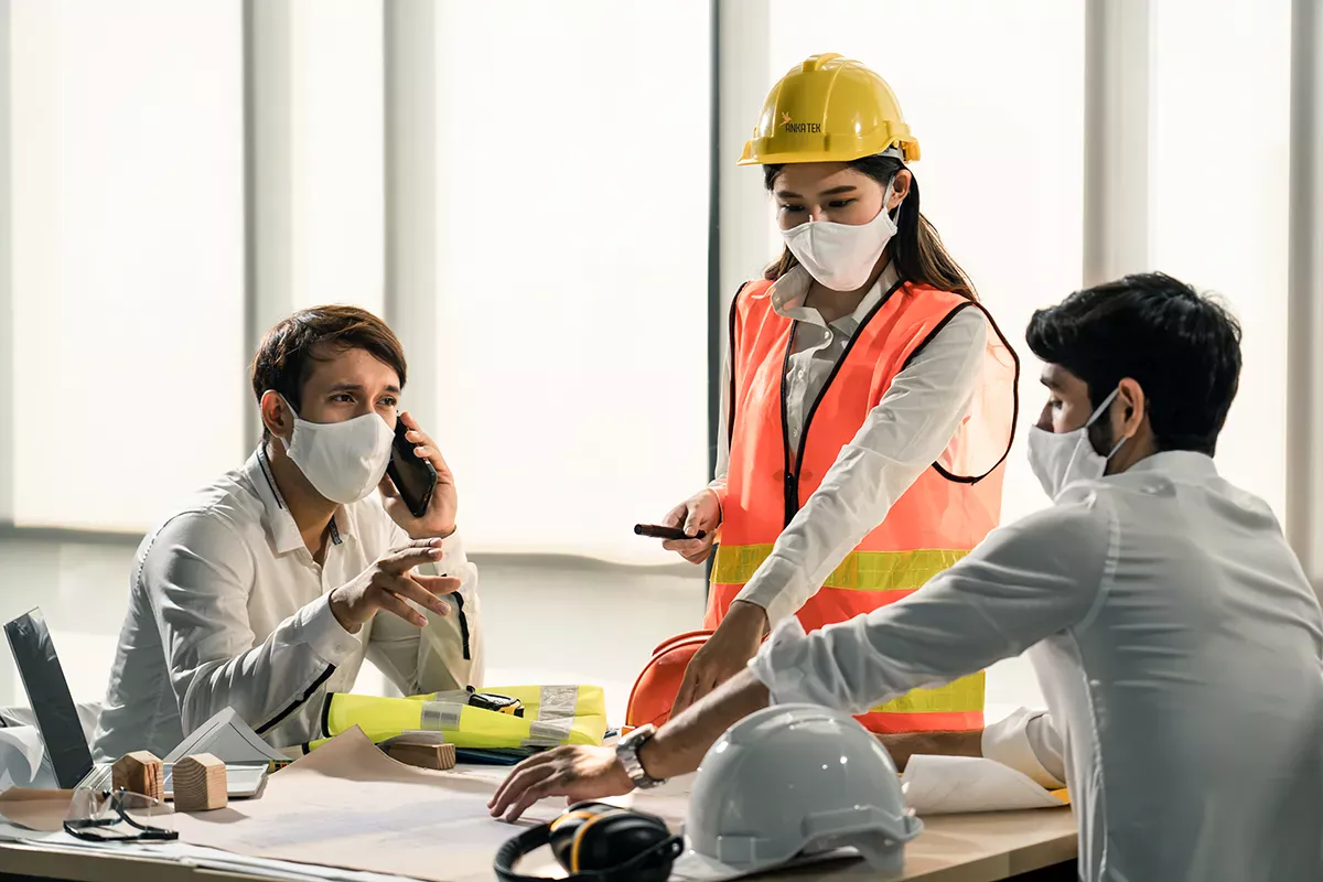 İş güvenliği hizmetleri kapsamında uzman ekip iş yerindeki riskleri değerlendiriyor.