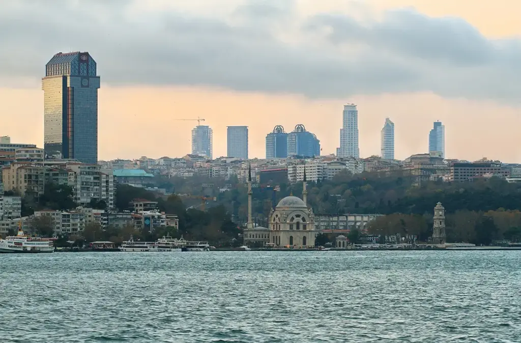 İstanbul İş Güvenliği Firmaları Seçimi İçin 10 Kritik Kriter 3 İstanbul iş güvenliği firmaları tarafından sunulan OSGB hizmetlerini ve kurumsal İSG danışmanlığını simgeleyen baret ve proje planları.