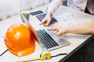 Ataşehir OSGB merkezi ofisindeki toplantı masasında risk değerlendirme raporları ve İSG dokümanları inceleniyor.