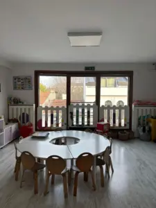 Cam korkuluklar, hem estetik görünüm sağlar hem de basamak aralarından düşme veya tırmanma riskini engeller.