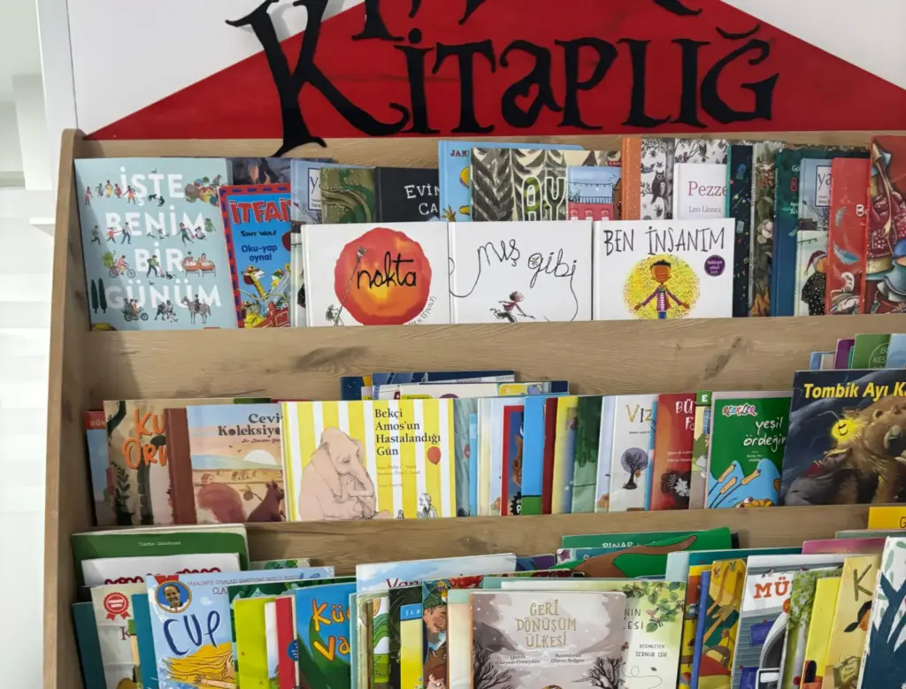 Olası sarsıntılarda devrilmeyi önlemek için tüm kitaplık ve dolaplar duvara "L" bentlerle sabitlenmeli, raflar çocuk boyuna uygun düzenlenmelidir.