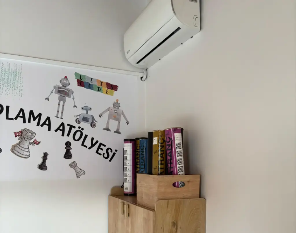 Klimalar çocukların erişemeyeceği yükseklikte sağlam monte edilmeli ve hava akımı çocukların üzerine doğrudan gelmeyecek şekilde ayarlanmalıdır.