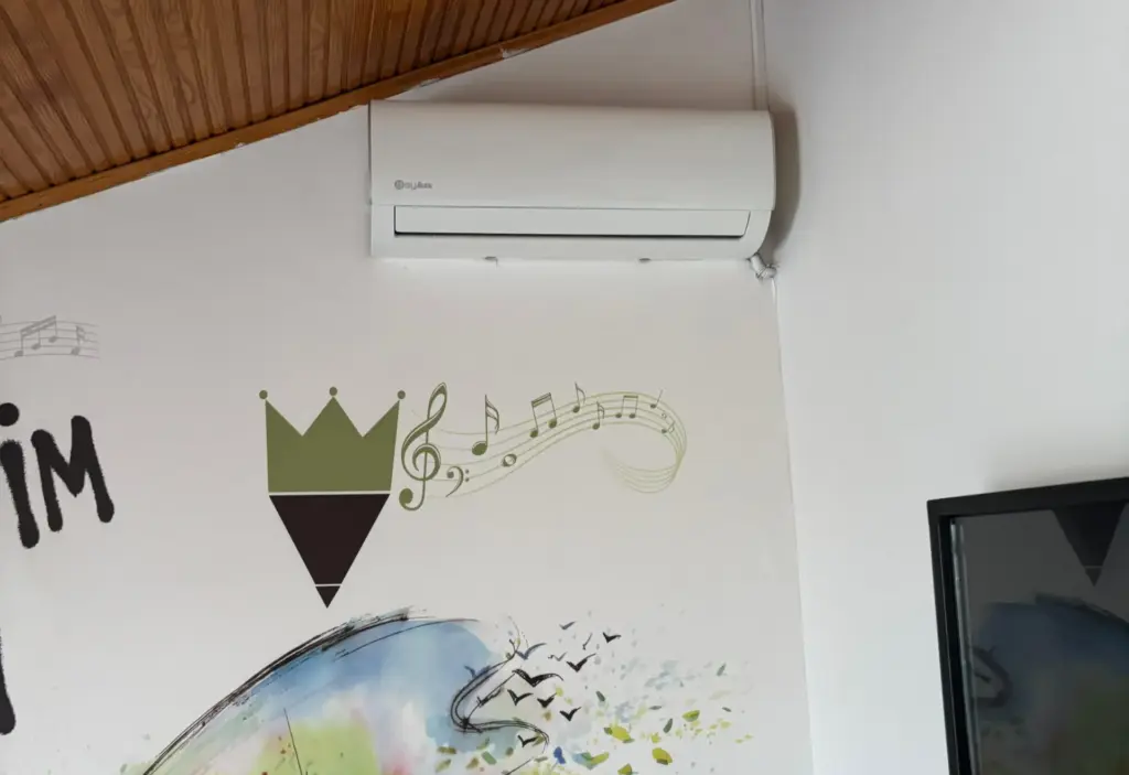 Açıkta sarkan kablolar kanallar ile gizlenmeli, prizler mutlaka çocuk kilitli kapaklarla güvenceye alınmalıdır.