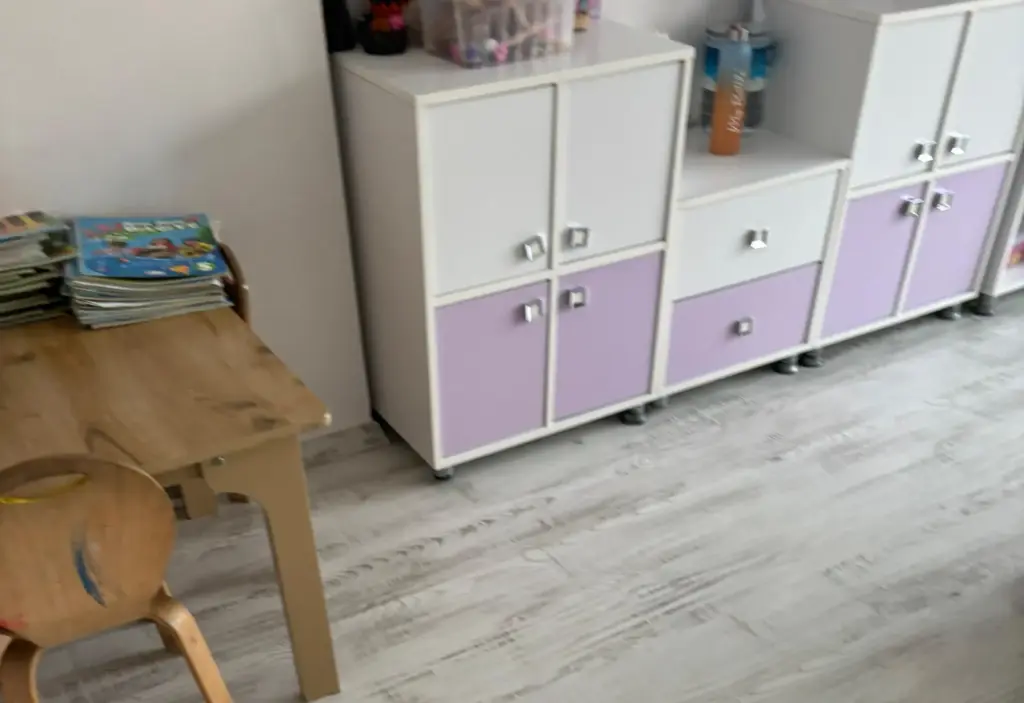 Masa ve dolapların sivri köşeleri, yumuşak koruyucularla kaplanarak oyun sırasındaki kafa travması riski minimize edilmelidir.