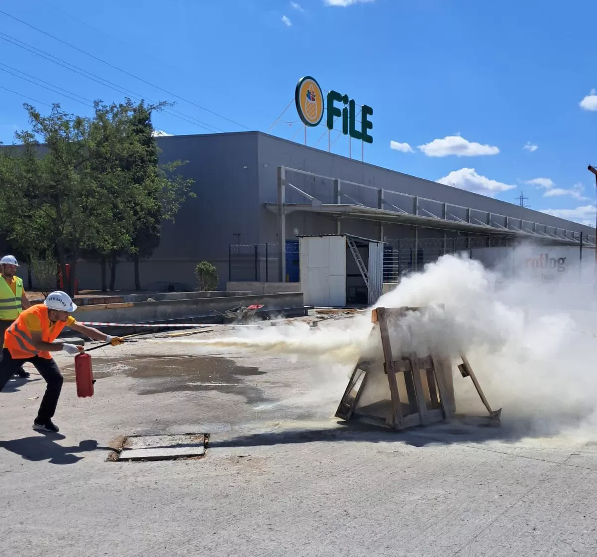 Acil durum planları tatbikatında çalışanlar güvenlik protokollerini uyguluyor.